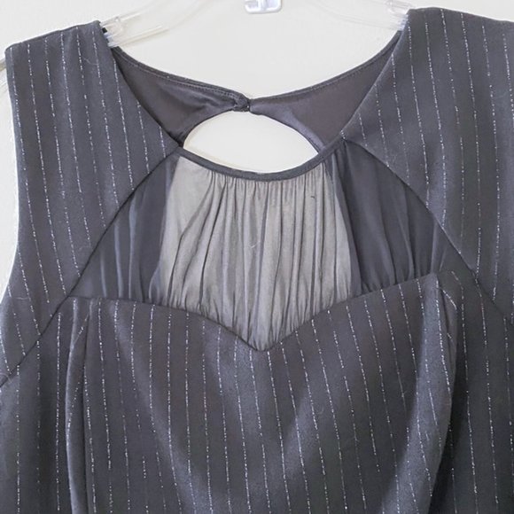 Sleeveless dress with keyhole opening - Picture 13 of 14